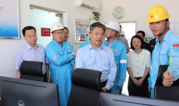 省政府副秘书长杨新忠率队来仪征青山检查燃气安全