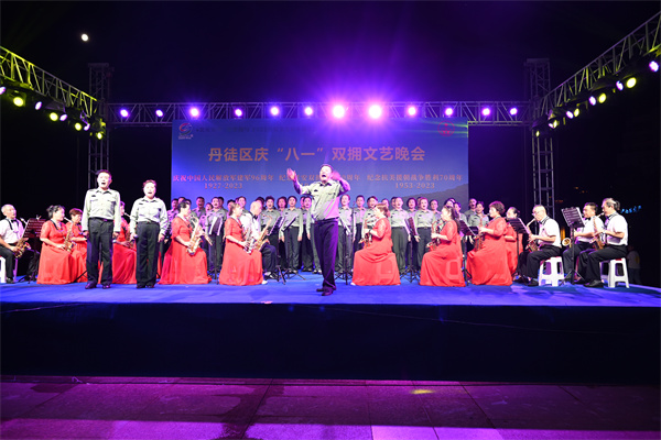 双拥艺术团庆“八一”晚会在丹徒新区政府广场隆重举行