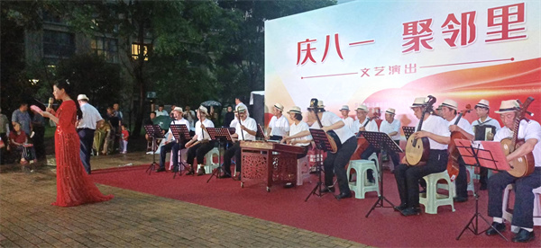 江浦街道“贯彻二十大奋进新征程暨庆八·一”文化汇演活动在滨江馨园社区举办