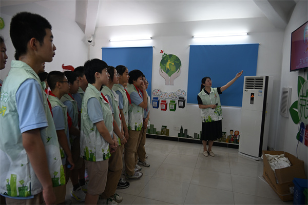 江南中学学生和城管志愿者共同开展环卫清扫体验