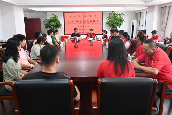 0511爱心家园向困难学子捐赠助学款