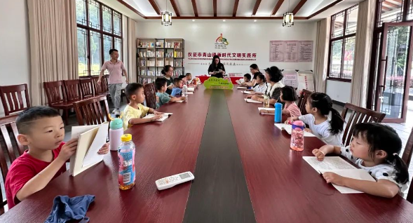 仪征市青山镇：开展大学生领读系列活动