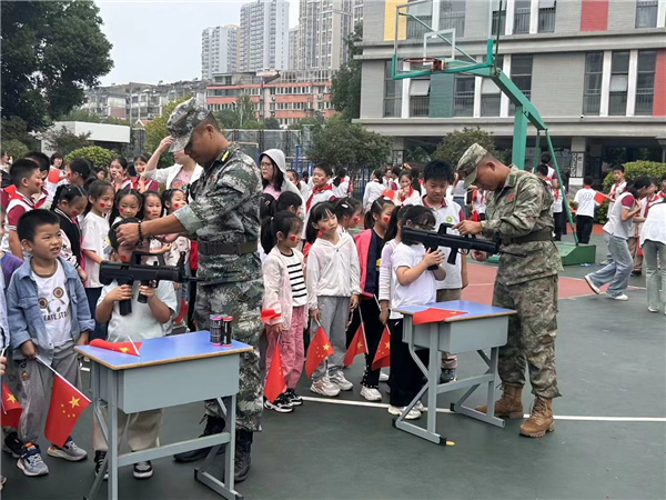 孔小学生庆国庆传承红色基因校园快闪中国行