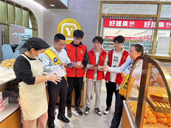 镇江金融人士走进社区广场进行反诈宣传