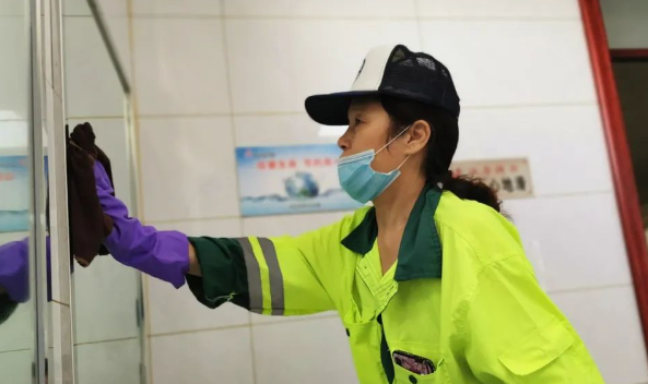  江苏仪征：值守保洁，公共厕所干净如新