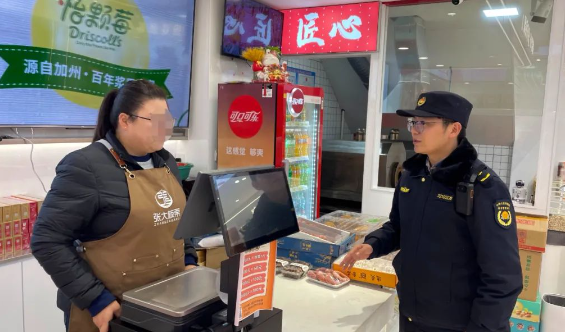 穿行仪征的城管人