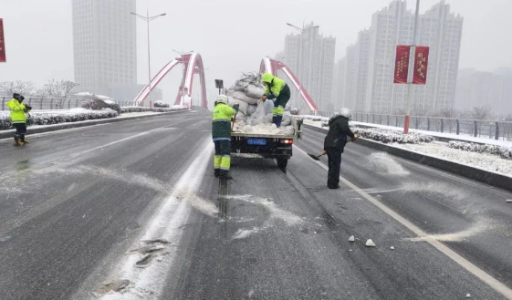 仪征环卫：浴“雪”奋战保畅通