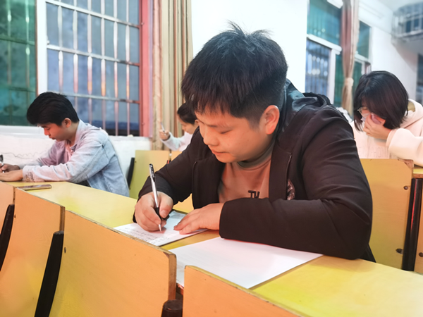 书香以致远  纸间绽光芒