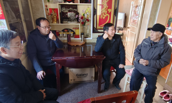 扬州公道中学：新春走访慰问退休教师