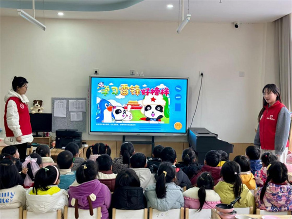“文明实践 我是行动者”——盱眙县泽兰路幼儿园开展传承雷锋精神志愿者活动