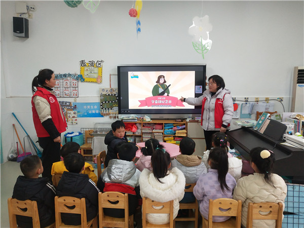 盱眙县第三实验幼儿园开展学雷锋志愿者服务活动