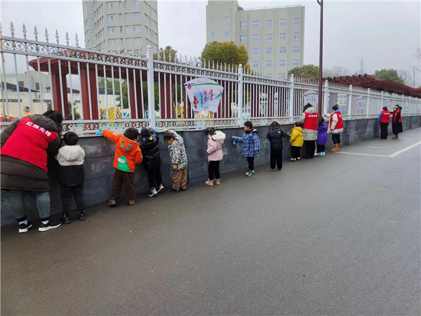 盱眙县第一实验幼儿园开展“文明实践 我是行动者”志愿者关爱留守儿童实践活动