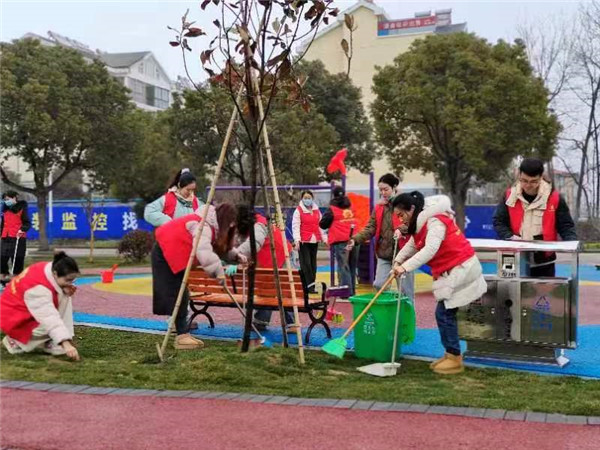 学雷锋践初心，清洁家园“净”行时——盱眙县穆店中心幼儿园开展志愿者服务活动
