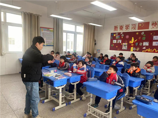 盱眙县管镇中心小学举行消防安全逃生演练活动