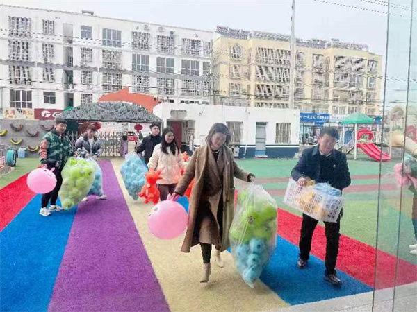 情暖童心 为爱前行——江苏迪克体育用品有限公司向盱眙县鲍集镇中心幼儿园捐赠玩具仪式