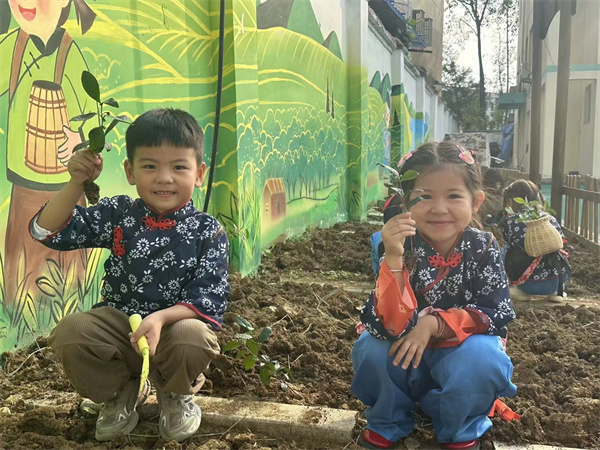 “植”此青绿 为绿充“植”——盱眙县旧铺镇中心幼儿园开展植树节自然体验活动