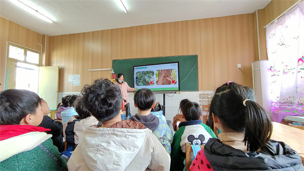 盱眙县马坝镇中心幼儿园开展“绿动春天 树你最美”植树节主题活动
