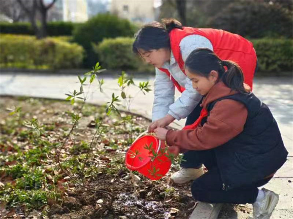 绿色校园“值”得期待——盱眙县河桥中心小学开展植树节主题活动