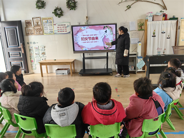 为爱行动 致最美的“她”——盱眙县仇集中心幼儿园开展三八节主题活动