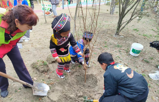 邗江区实验学校蒋王小学：相逢植树节 爱在春风里