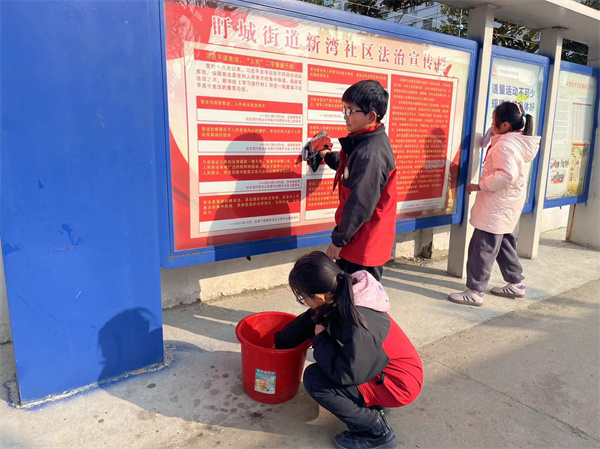 学习雷锋践行动 清扫卫生促文明