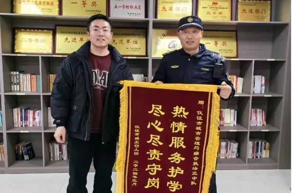 仪征城管：站好“护学岗”，温暖“上学路”