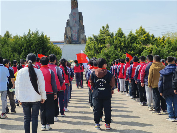 传承红色基因，追忆峥嵘岁月——盱眙县河桥中心小学开展清明扫墓活动
