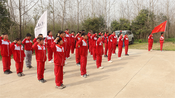 永远怀念先烈 砥砺奋进前行——盱眙县古桑中心小学组织师生祭扫雍小山新四军无名烈士墓