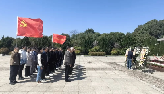 仪征市工信局：清明祭英烈 传承英雄志