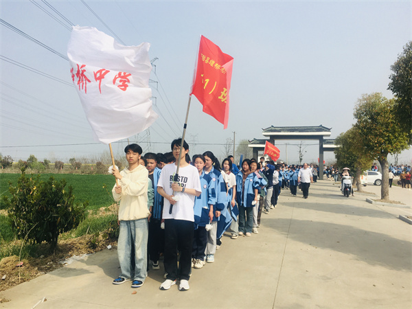 盱眙县维桥初级中学开展“红色经典  我们传承”祭扫活动