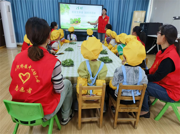 盱眙县河桥镇中心幼儿园开展“青青艾草香 圆圆青团甜”清明节关爱留守儿童活动