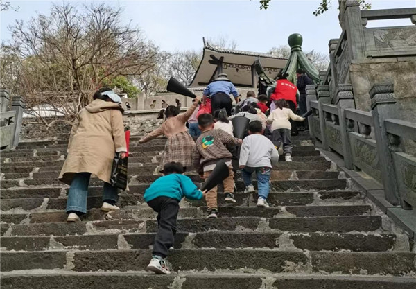 盱眙县第一实验幼儿园党员教师组织孩子们开展清明节祭扫活动