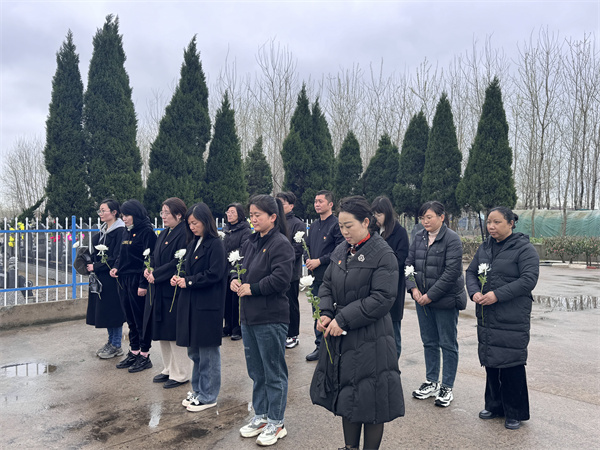 盱眙县马坝镇中心幼儿园开展“慎终追远 缅怀先烈”清明节祭扫活动