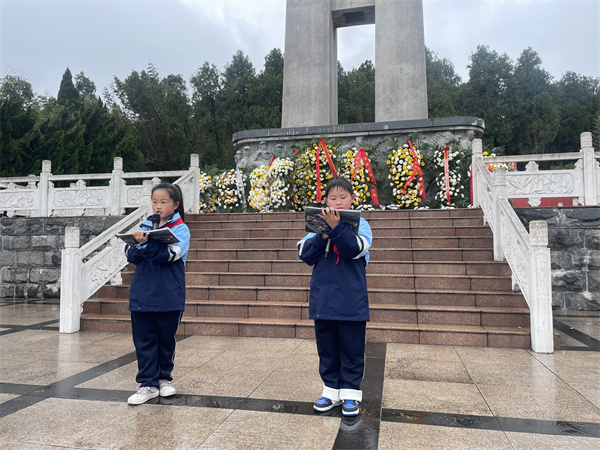 缅怀革命先烈 争当红色少年——盱眙县五墩实验小学开展清明祭扫烈士墓活动