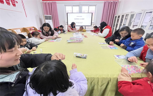 “为爱导航 让爱回家”——盱眙开发区中心幼儿园开展关爱留守儿童创意手工活动