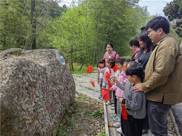 盱眙县天泉湖镇中心幼儿园开展发展型资助育人项目“红色之旅 童心向党行”活动