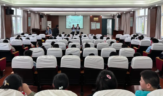 仪征市青山镇：书香润校园 与经典同行