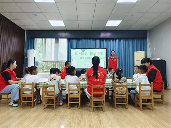  盱眙县河桥镇中心幼儿园开展了“掌上舞龙,温情相伴”的端午节关爱留守儿童活动