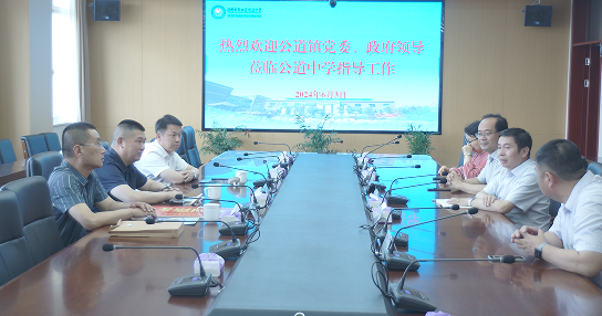 邗江区公道镇党委书记余标来公道中学慰问高三师生