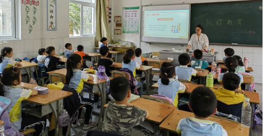 仪式感满满！邗江陈俊学校举行新队员入队仪式