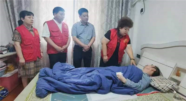 盱眙县爱心公益协会党委积极开展慰问现役军人家属、慰问环卫工系列活动