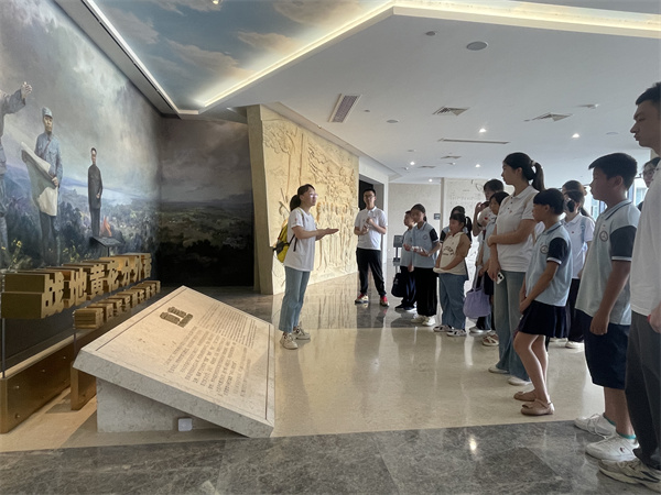 南京晓庄学院“情牵旧铺 筑梦童年”支教团携盱眙县旧铺中心小学学生赴黄花塘新四军军部纪念馆开展爱国主义教育活动