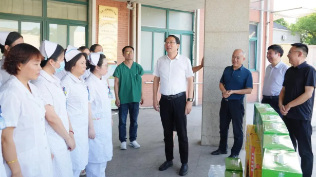 扬州生态科技新城：李桂山率队看望慰问高温一线工作者