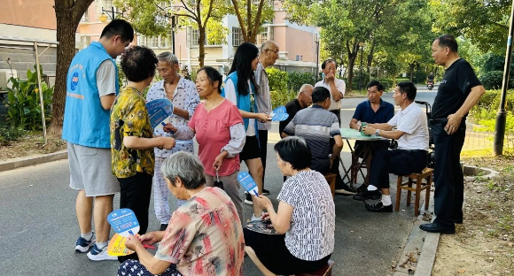 仪征市青山镇：医保宣传进社区， 政策解读零距离