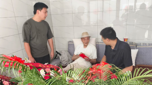 仪征市青山镇：慰问百岁老人 弘扬敬老美德 
