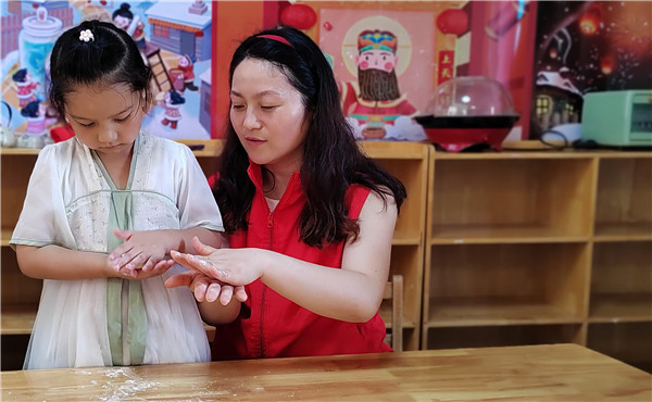 圆圆糖饼，温暖童心——盱眙县明祖陵镇中心幼儿园开展关爱留守儿童过中秋活动