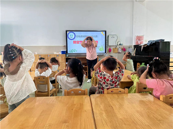 防空记于心，演练践于行——盱眙县城南中心幼儿园开展防空袭安全演练活动