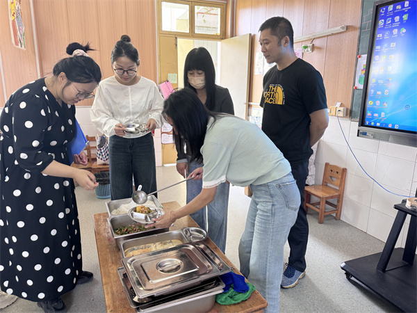 尽膳尽美 食刻相伴——盱眙县马坝镇纪委赴马坝镇中心幼儿园开展午膳陪餐活动