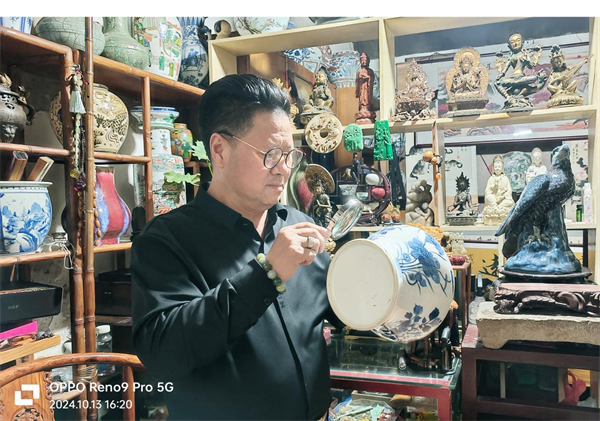 草根之光：文化学者兼收藏家张志俊的非凡之旅