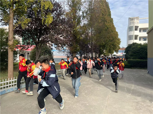 筑牢安全防线  构建平安校园——盱眙县希望小学举行消防应急演练活动